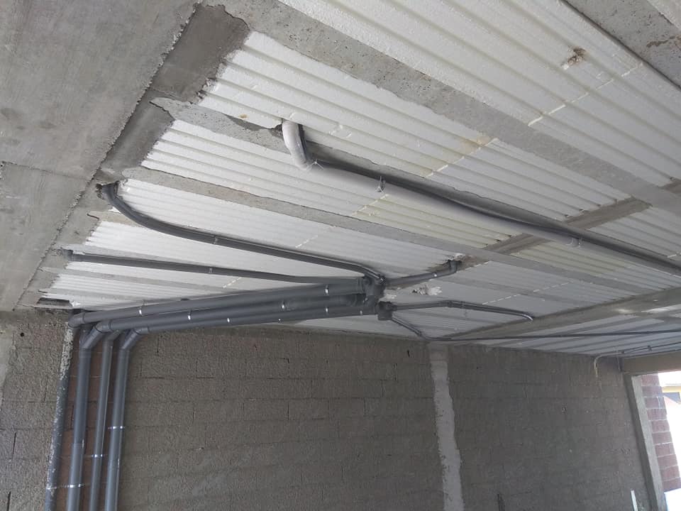 Tubagens em tecto · obra estruturada